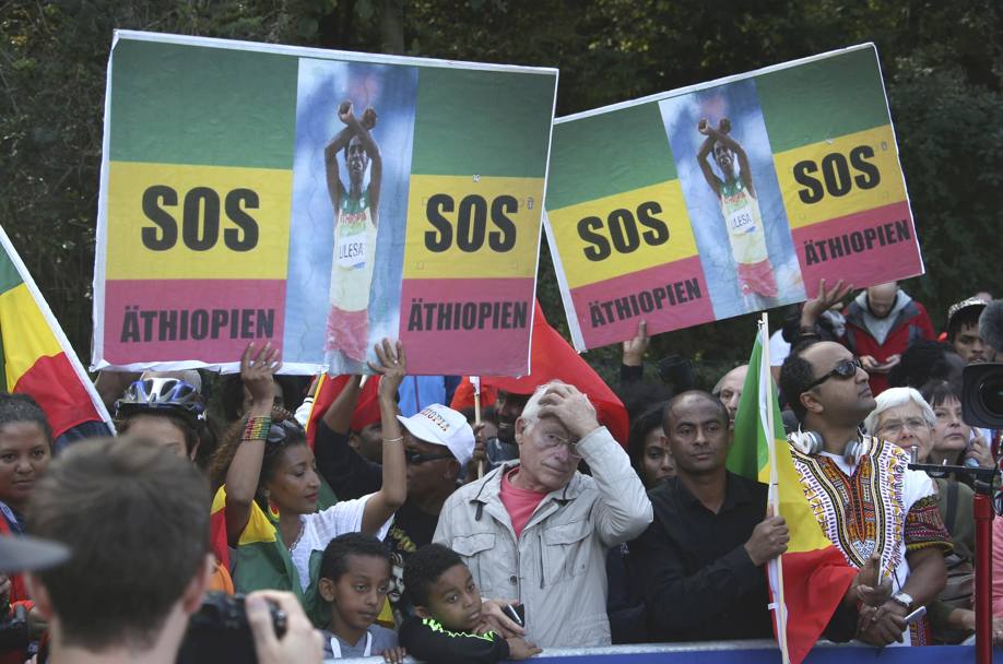 E la protesta degli etiopi che sono fuggiti in Usa e di persone sensibili al problema ha fatto da contorno. Reuters